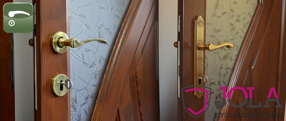 Borovi fenyő beltéri ajtón látható a rozettás és a hosszú címes kilincs is